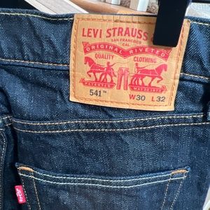 LIKE NEW Men’s Dark Wash Levi Jeans